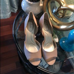 Bandolino quality 2 1/2 inch heels. Almost new